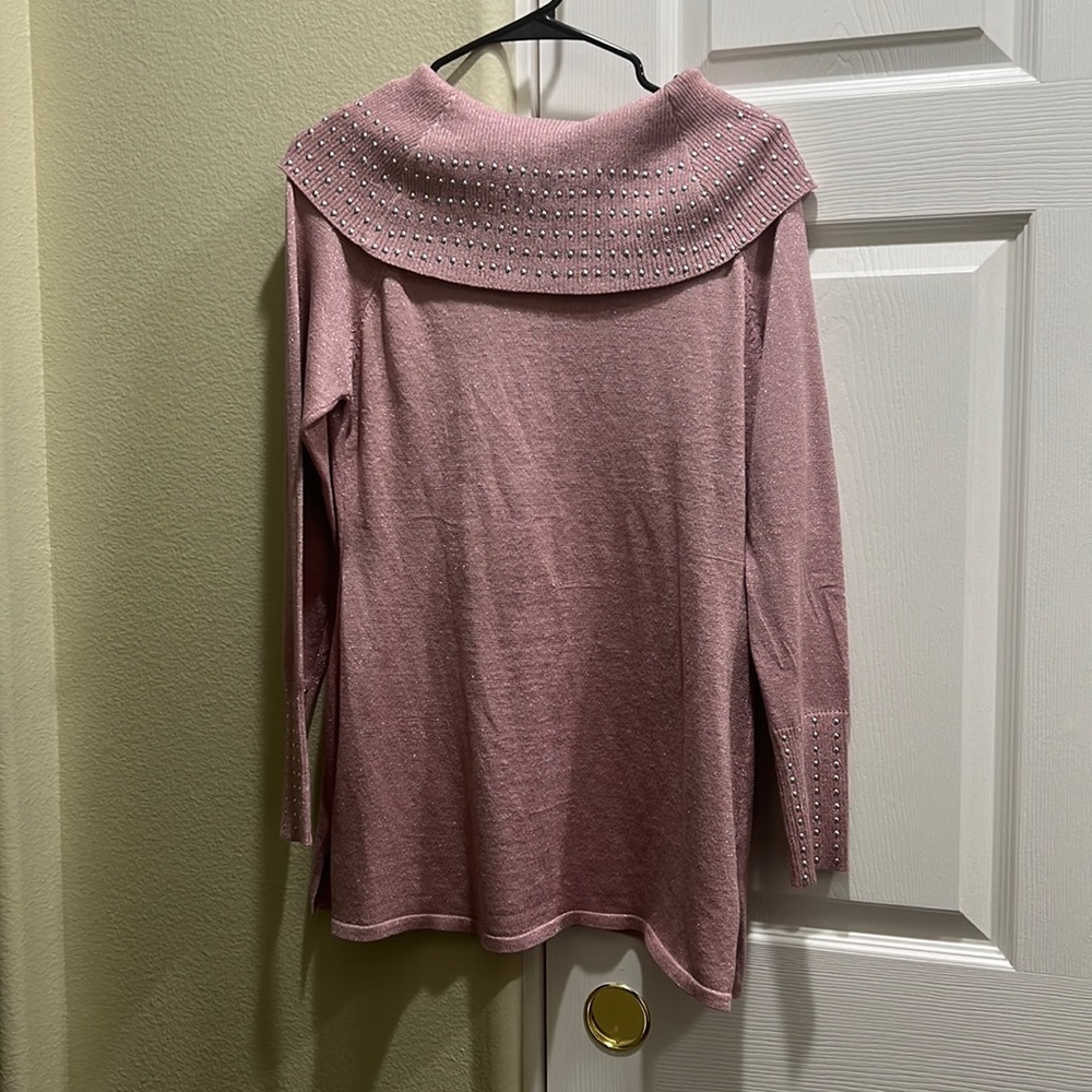 Long sleeve pink sweater size XL never been worn